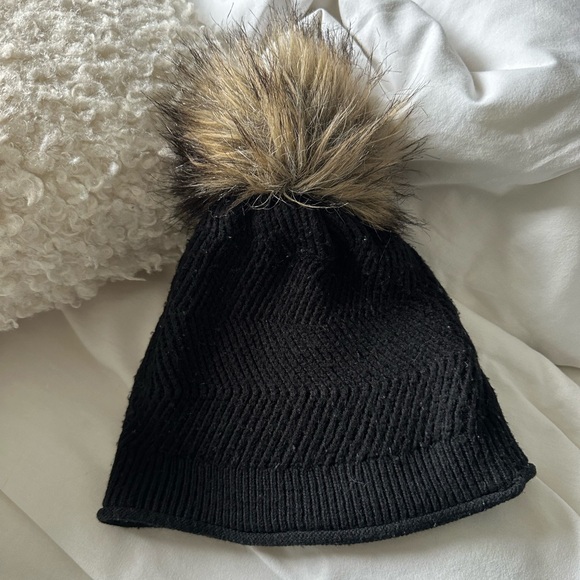 Aritzia Accessories - Aritzia Winter Hat